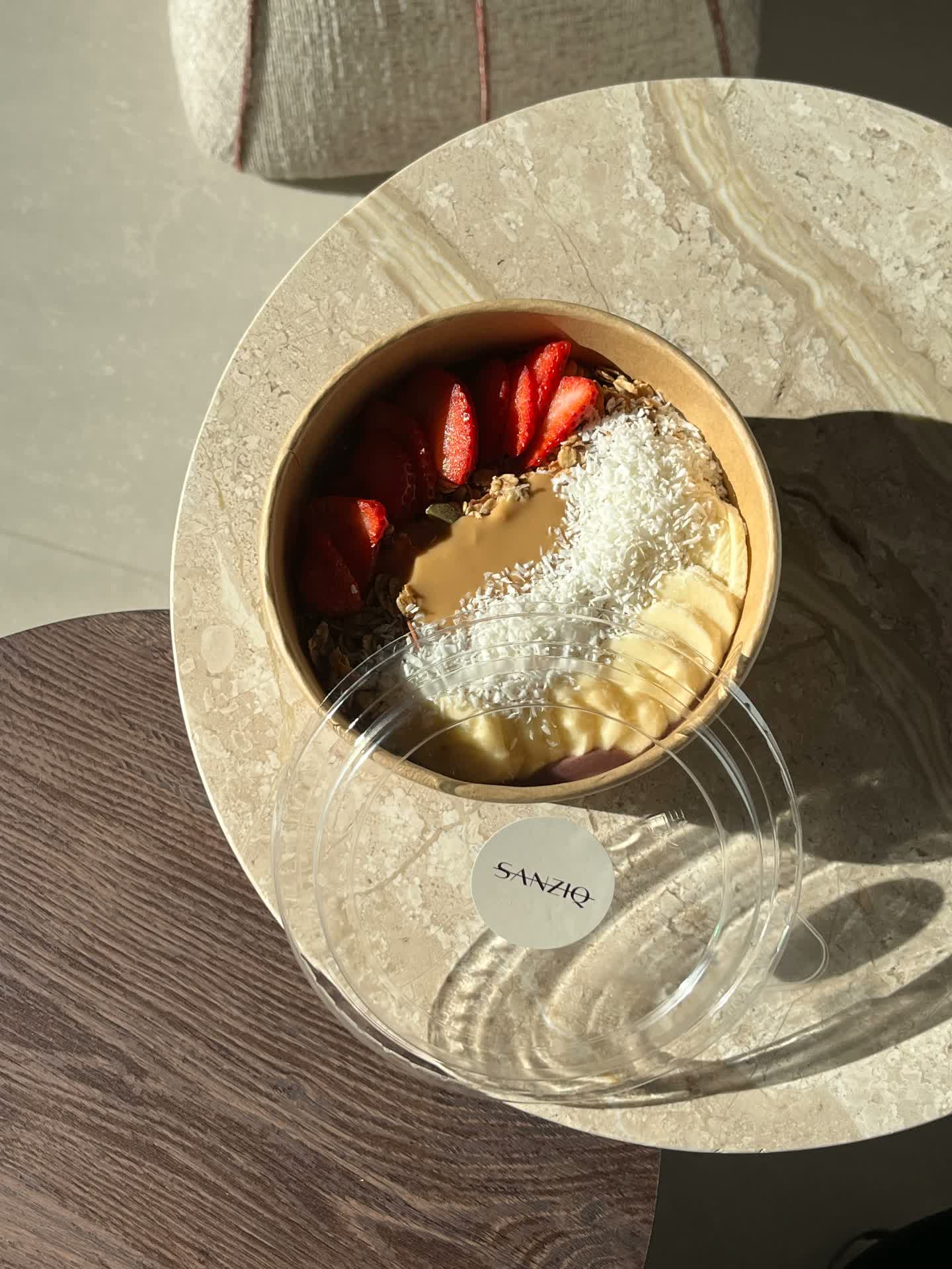 Açaí bowl med jordgubbar och kokos hos SANZIQ Bistro