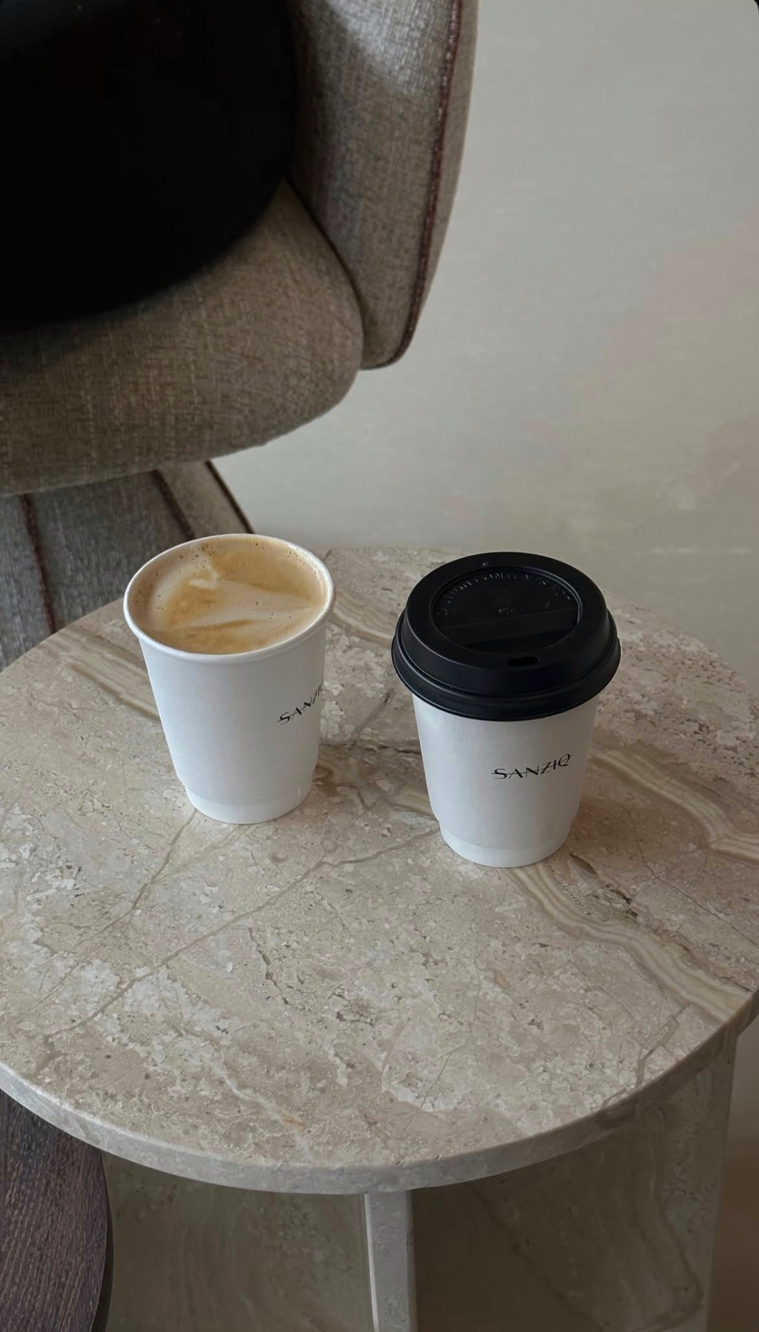 Kaffe på marmorbord hos SANZIQ Bistro